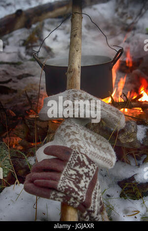 Picnic in inverno sulla natura di un falò. La cucina in campagna Foto Stock