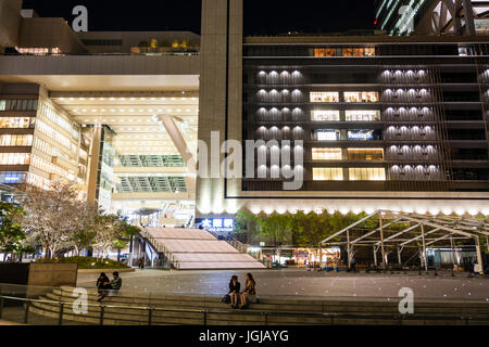 La principale stazione ferroviaria, la Stazione di Osaka City. Ingresso Nord ampia scalinata che conduce alla costruzione principale, stazione e uffici. Notte tempo. Alcune persone. Foto Stock