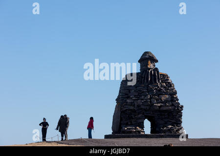 Arnarstapi, Islanda - 31 Marzo 2017: Statua di Bardur Snaefellsnes, metà uomo e metà-gigante che è detta di vagare per il ghiacciaio Snaefellsnes in Islanda. Ma Foto Stock