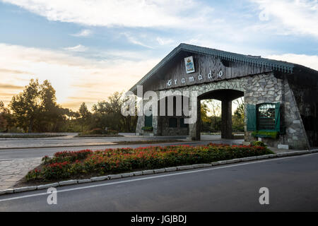 Ingresso a Gramado città (portico) - Gramado, Rio Grande do Sul - Brasile Foto Stock