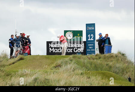 Repubblica di Irlanda's Padraig Harrington tees off sul dodicesimo foro durante il giorno due del Dubai Duty Free Irish Open a Portstewart Golf Club. Foto Stock