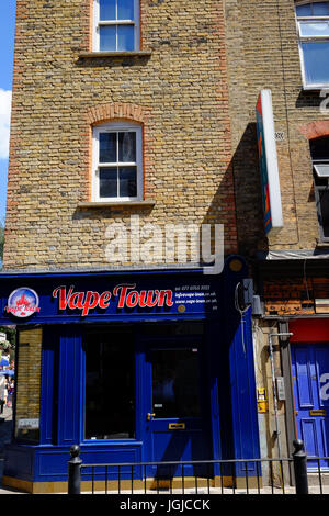 Città Vape shop in Brick Lane, Shoreditch, London E1, fornendo e-sigarette, che mostra la modifica di negozi sulla strada alta. Foto Stock