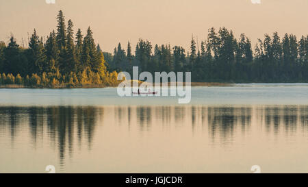 Canoa con due persone sul Lago Astotin, Elk Island National Park, Alberta, Canada Foto Stock