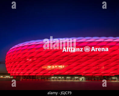 Famoso stadio di calcio Allianz Arena di Monaco di Baviera, Germania, Europa Foto Stock