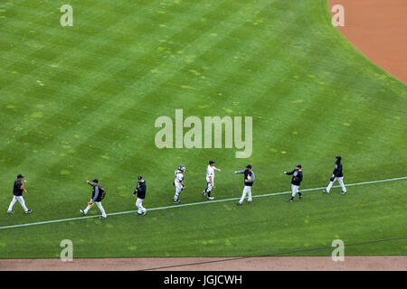 Detroit, Michigan - Comerica Park, casa dei Detroit Tigers. Dopo il riscaldamento per una partita contro il Tampa Bay Rays, tigri a partire lanciatore Justin Foto Stock