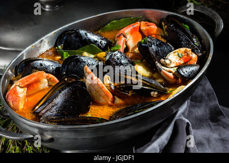 Frutti di mare cozze zuppa di granchi nella pentola di metallo Foto Stock