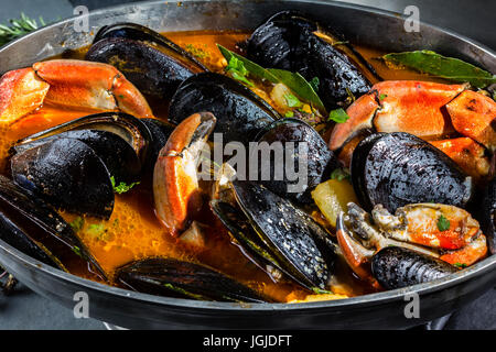 Frutti di mare cozze zuppa di granchi nella pentola di metallo Foto Stock