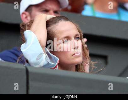 Kim Murray orologi il marito Andy Murray in azione contro Fabio Fognini il giorno cinque dei campionati di Wimbledon al All England Lawn Tennis e Croquet Club, Wimbledon. Foto Stock