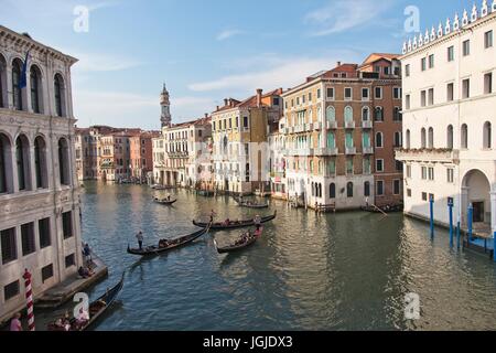 Venezia Veneto Italia. I palazzi visibile dal ponte di Rialto e il consueto, visualizzazione classica con le gondole con i turisti attraverso il Grand Canal. Foto Stock