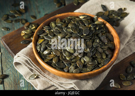 La salatura a secco Pepita organici semi di zucca per Snacking Foto Stock