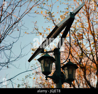 Lampada Vintage con pannelli solari nel parco Foto Stock