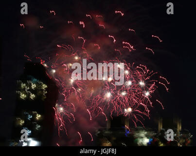 Abstract di slow shutter striature e raffiche di coloratissimi botti da fuochi d'artificio Foto Stock