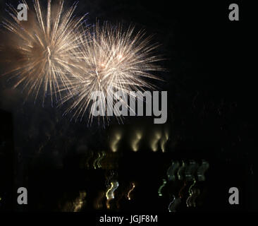 Abstract di slow shutter striature e raffiche di coloratissimi botti da fuochi d'artificio Foto Stock