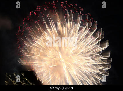 Abstract di slow shutter striature e raffiche di coloratissimi botti da fuochi d'artificio Foto Stock