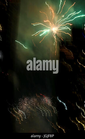 Abstract di slow shutter striature e raffiche di coloratissimi botti da fuochi d'artificio Foto Stock