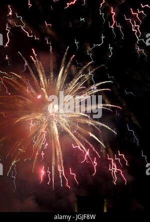 Abstract di slow shutter striature e raffiche di coloratissimi botti da fuochi d'artificio Foto Stock