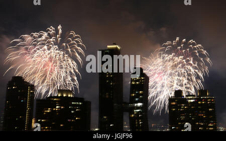 Fuochi d'artificio su New York City Foto Stock