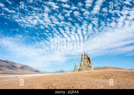 Antofagasta, 6 Aprile: piogge nel deserto di Atacama lavato via graffiti da scultura mano del deserto (mano de Desierto) Aprile 6, 2014, con la funzione ATAC Foto Stock