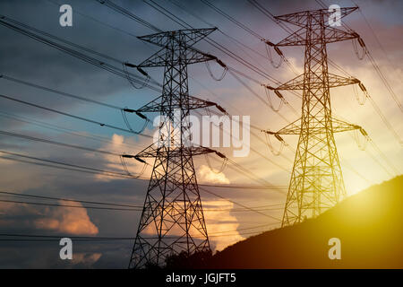 Tensione alta torre sulla collina durante il tramonto in Malesia. Foto Stock
