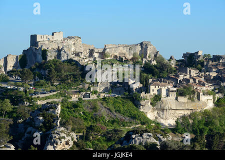 Vista panoramica di Les Baux o Les Baux-de-Provence Hilltop Village & castello in rovina in colline Alpilles Provenza Francia Foto Stock