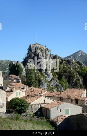 Vista sui tetti del villaggio alpino di Rougon nella gola del Verdon Alpes-de-Haute-Provence Provence Francia Foto Stock