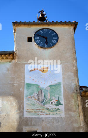 Sun Dial e la pittura murale sulla torre dell Orologio presso il villaggio di Rougon nella gola del Verdon Alpes-de-Haute-Provence Francia Foto Stock