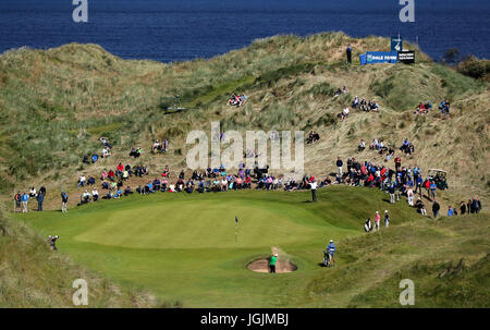 Gli spettatori della Svezia Rikard Karlberg sul terzo verde durante il giorno tre del Dubai Duty Free Irish Open a Portstewart Golf Club. Foto Stock