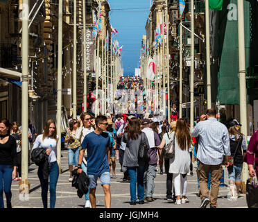 I pedoni a piedi su Repubblica Street / Triq Ir-Repubblika a La Valletta / Malta. Foto Stock