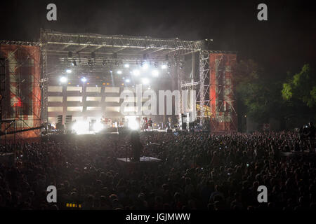 Novi Sad Serbia. Il 7 luglio, 2017. Folla che acclamava a Liam Gallagher esibirsi sul palco principale del Festival di uscita. Exit festival è considerato uno dei più importanti festival musicali del Centro e del sud-est Europa Credito: Jerome Cid/Alamy Live News Foto Stock