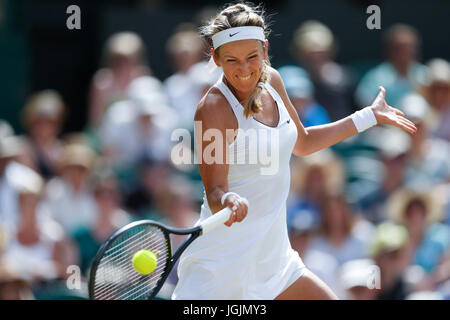 Londra, Regno Unito. 7 Luglio, 2017. Victoria Azarenka della Bielorussia restituisce la sfera durante le Donne Singoli Terzo turno match con Heather Watson di Gran Bretagna al campionato di Wimbledon 2017 a Wimbledon, Londra, Gran Bretagna il 7 luglio 2017. Credito: Han Yan/Xinhua/Alamy Live News Foto Stock