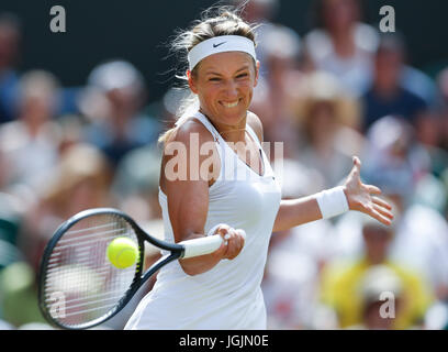 Londra, Regno Unito. 7 Luglio, 2017. Victoria Azarenka della Bielorussia restituisce la sfera durante le Donne Singoli Terzo turno match con Heather Watson di Gran Bretagna al campionato di Wimbledon 2017 a Wimbledon, Londra, Gran Bretagna il 7 luglio 2017. Credito: Han Yan/Xinhua/Alamy Live News Foto Stock