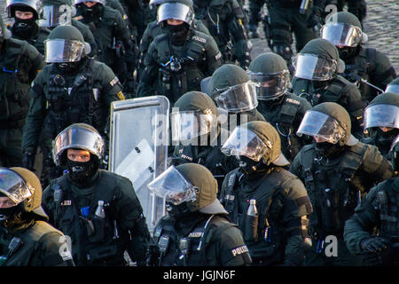 Amburgo, Germania. Il 6 luglio, 2017. Il Fishmarket/Hamburg - Germania Luglio 6, 2017: poliziotti alla protesta. Credito: Eva Agata Draze/Alamy Live News Foto Stock