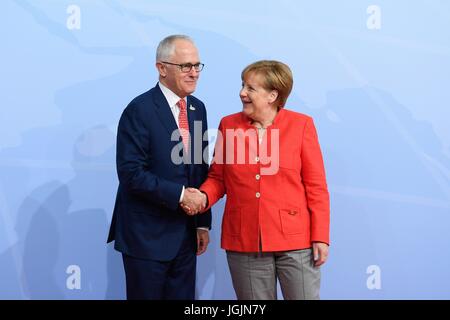 Amburgo, Germania. 07 Luglio, 2017. Il cancelliere tedesco Angela Merkel accoglie con favore il primo ministro australiano Malcolm Turnbull all'inizio del primo giorno del Vertice G20 riuniti il 7 luglio 2017 ad Amburgo, in Germania. Credito: Planetpix/Alamy Live News Foto Stock