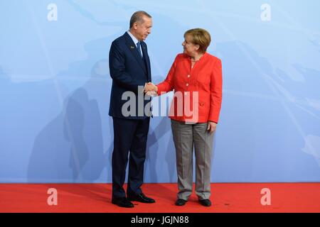 Amburgo, Germania. 07 Luglio, 2017. Il cancelliere tedesco Angela Merkel accoglie il Presidente turco Recep Tayyip Erdogan all'inizio del primo giorno del Vertice G20 riuniti il 7 luglio 2017 ad Amburgo, in Germania. Credito: Planetpix/Alamy Live News Foto Stock