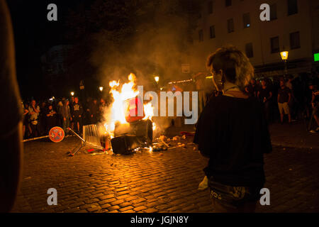 Amburgo, Germania. Il 6 luglio, 2017. St Pauli/Hamburg - Germania Luglio 6, 2017: masterizzazione street blocco sulla "Schulterblatt". Credito: Eva Agata Draze/Alamy Live News Foto Stock