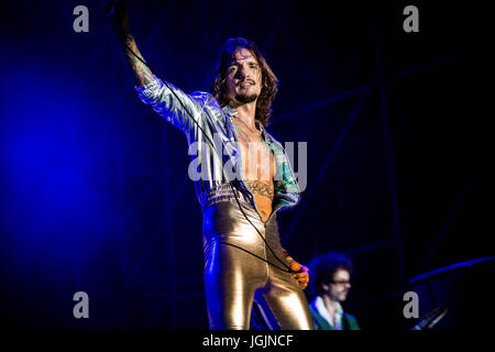 Legnano, Italia. 06 Luglio, 2017. Le tenebre live a Rugby Festival del suono a Legnano Milano Credito: Roberto Finizio/Alamy Live News Foto Stock