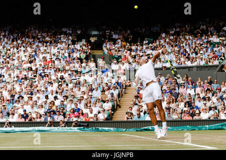 Londra, Regno Unito. 7 Luglio, 2017. Lo spagnolo giocatore di tennis Rafael Nadal in azione durante il suo terzo round in abbinamento alla Wimbledon Tennis Championships 2017 a All England Lawn Tennis e Croquet Club di Londra. Credito: Frank Molter/Alamy Live News Foto Stock