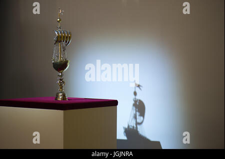 Dresden, Germania. 7 Luglio, 2017. Il 'Schiffspokal' (lit. "Trofeo hip'), una parte importante del consiglio di Dresda tesoro, può essere visto in città museo ('Stadtmuseum') a Dresda, in Germania, 7 luglio 2017. Il 67 oggetti di Dresda 'Ratschatz' (lit. "Consiglio tesoro') sono stati persi nel caos dopo la II Guerra Mondiale nel 1945. Ora, la nave Trophy da Norimberga-basato goldsmith Tobias Wolff dal XVII secolo restituito al Sassone capitale dello stato. Foto: Arno Burgi/dpa-Zentralbild/dpa/Alamy Live News Foto Stock