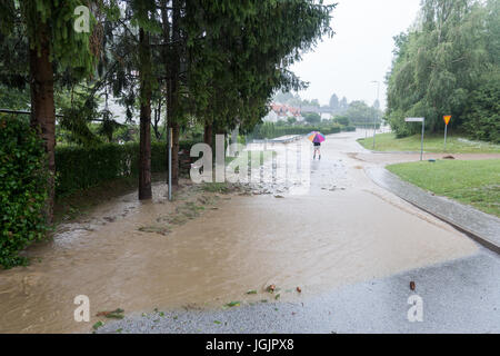 Slovenska Bistrica, Slovenia. Il 7 luglio, 2017. Inondazioni ha colpito la città di Slovenska Bistrica in Slovenia dopo la pioggia. Numerose case e negozi sono state inondate mentre i servizi di emergenza e i vigili del fuoco si precipitò per alleviare i proprietari interessati. Preoccupati i proprietari di proprietà rush per salvare i loro averi in uno sforzo per fermare le acque di esondazione. Credito: Andrej Safaric/Alamy Live News Foto Stock