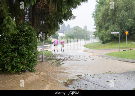 Slovenska Bistrica, Slovenia. Il 7 luglio, 2017. Inondazioni ha colpito la città di Slovenska Bistrica in Slovenia dopo la pioggia. Numerose case e negozi sono state inondate mentre i servizi di emergenza e i vigili del fuoco si precipitò per alleviare i proprietari interessati. Preoccupati i proprietari di proprietà rush per salvare i loro averi in uno sforzo per fermare le acque di esondazione. Credito: Andrej Safaric/Alamy Live News Foto Stock