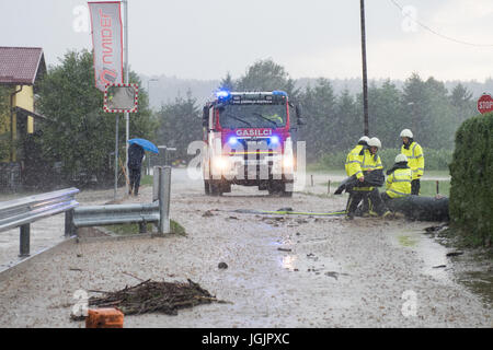 Slovenska Bistrica, Slovenia. Il 7 luglio, 2017. Inondazioni ha colpito la città di Slovenska Bistrica in Slovenia dopo la pioggia. Numerose case e negozi sono state inondate mentre i servizi di emergenza e i vigili del fuoco si precipitò per alleviare i proprietari interessati. Preoccupati i proprietari di proprietà rush per salvare i loro averi in uno sforzo per fermare le acque di esondazione. Credito: Andrej Safaric/Alamy Live News Foto Stock