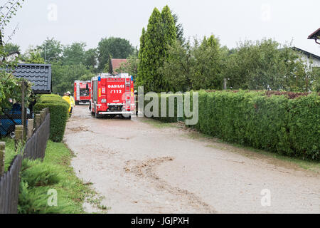 Slovenska Bistrica, Slovenia. Il 7 luglio, 2017. Inondazioni ha colpito la città di Slovenska Bistrica in Slovenia dopo la pioggia. Numerose case e negozi sono state inondate mentre i servizi di emergenza e i vigili del fuoco si precipitò per alleviare i proprietari interessati. Preoccupati i proprietari di proprietà rush per salvare i loro averi in uno sforzo per fermare le acque di esondazione. Credito: Andrej Safaric/Alamy Live News Foto Stock