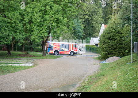 Slovenska Bistrica, Slovenia. Il 7 luglio, 2017. Inondazioni ha colpito la città di Slovenska Bistrica in Slovenia dopo la pioggia. Numerose case e negozi sono state inondate mentre i servizi di emergenza e i vigili del fuoco si precipitò per alleviare i proprietari interessati. Preoccupati i proprietari di proprietà rush per salvare i loro averi in uno sforzo per fermare le acque di esondazione. Credito: Andrej Safaric/Alamy Live News Foto Stock