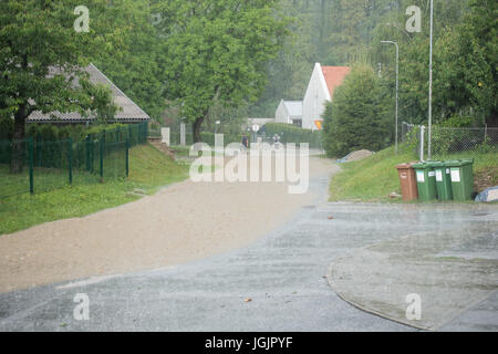 Slovenska Bistrica, Slovenia. Il 7 luglio, 2017. Inondazioni ha colpito la città di Slovenska Bistrica in Slovenia dopo la pioggia. Numerose case e negozi sono state inondate mentre i servizi di emergenza e i vigili del fuoco si precipitò per alleviare i proprietari interessati. Preoccupati i proprietari di proprietà rush per salvare i loro averi in uno sforzo per fermare le acque di esondazione. Credito: Andrej Safaric/Alamy Live News Foto Stock