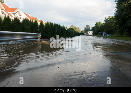 Slovenska Bistrica, Slovenia. Il 7 luglio, 2017. Inondazioni ha colpito la città di Slovenska Bistrica in Slovenia dopo la pioggia. Numerose case e negozi sono state inondate mentre i servizi di emergenza e i vigili del fuoco si precipitò per alleviare i proprietari interessati. Preoccupati i proprietari di proprietà rush per salvare i loro averi in uno sforzo per fermare le acque di esondazione. Credito: Andrej Safaric/Alamy Live News Foto Stock