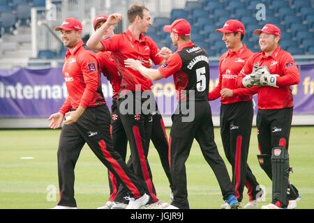 Chester le street, Regno Unito. 7 Luglio, 2017. I giocatori di Durham congratulazioni bowler James Weighell (terza a sinistra) che hanno respinto il Lancashire fulmini battitore apertura Liam Livingstone nel loro NatWest T20 Blast corrispondono a Emirates Riverside. Credito: Colin Edwards/Alamy Live News Foto Stock