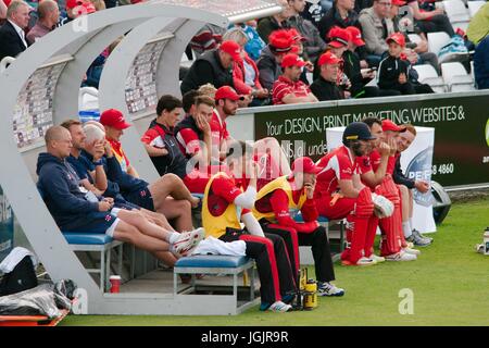 Chester le street, Regno Unito. 7 Luglio, 2017. Il Lancashire batsmen fulmini e Durham sostituti dei getti sul banco durante il loro NatWest T20 Blast corrispondono a Emirates Riverside. Credito: Colin Edwards/Alamy Live News Foto Stock