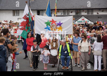 Llangollen, Wales, Regno Unito. 7 Luglio, 2017. Il Llangollen International Eisteddfod celebra il settantesimo anno dalla sua creazione nel 1947 con un colorato street parade di musicisti e artisti provenienti da tutto il mondo in costume tradizionale. Credito: David Pimborough/Alamy Live News Foto Stock