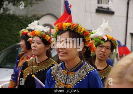 Llangollen, Wales, Regno Unito. 7 Luglio, 2017. Il Llangollen International Eisteddfod celebra il settantesimo anno dalla sua creazione nel 1947 con un colorato street parade di musicisti e artisti provenienti da tutto il mondo in costume tradizionale. Credito: David Pimborough/Alamy Live News Foto Stock