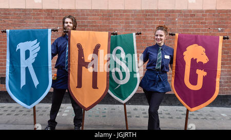 Londra, Regno Unito. 7 Luglio, 2017. I membri dello staff di play "Harry Potter e il maledetto bambino' al Palace Theatre di Soho, display banner che rappresentano le case dalla scuola di Hogwarts (L a R) Corvonero, Hufflepuff, Serpeverde e Grifondoro. Credito: Stephen Chung/Alamy Live News Foto Stock